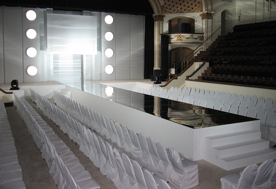 Express fashion runway set